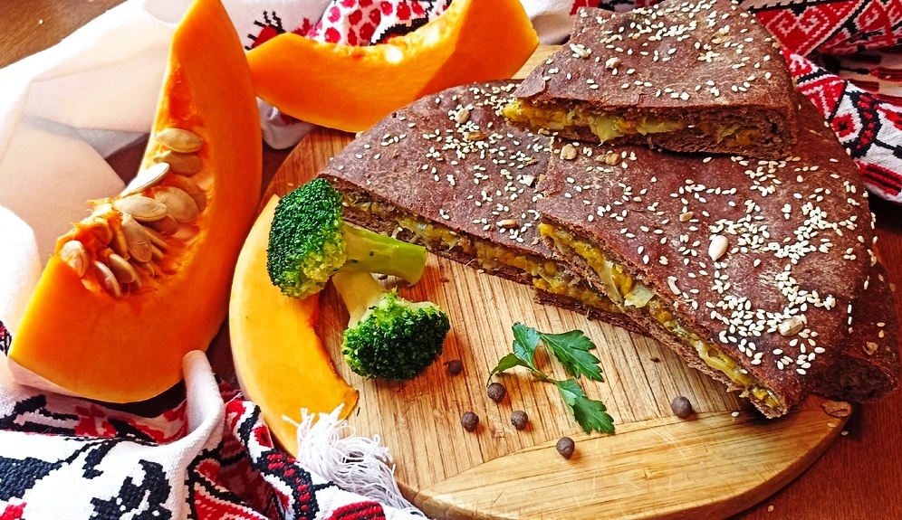 Постный пирог с тыквой и брокколи (бездрожжевой на закваске) Постный пирог с тыквой и брокколи (бездрожжевой на закваске)