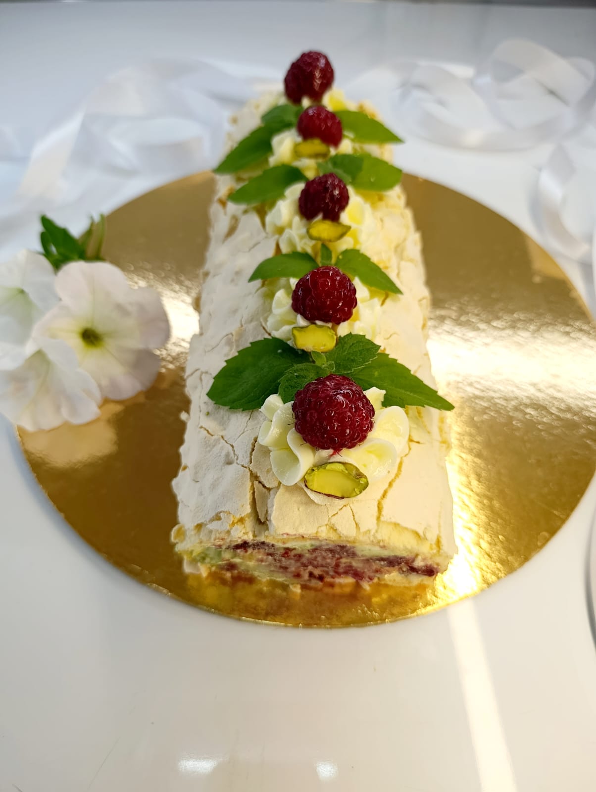 Меренговый рулет с малиной и фисташкой