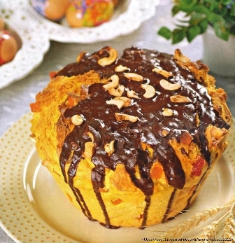 Кулич с кешью и шоколадной глазурью