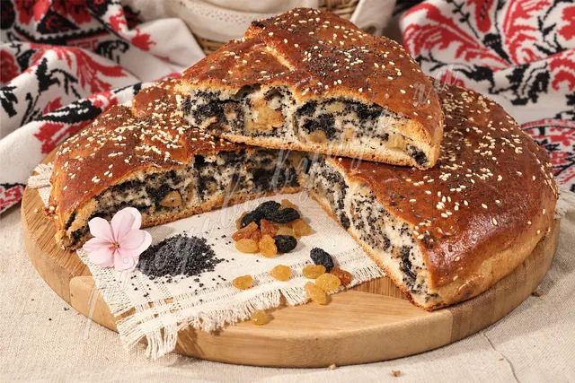 Рулет с маком, орехами и изюмом (дрожжевой) Рулет с маком, орехами и изюмом (дрожжевой)