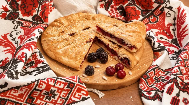 Пирог с вишней и ежевикой (песочный)