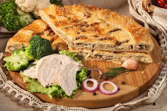 Пирог с курицей и грибами (слоёный бездрожжевой) Пирог с курицей и грибами (слоёный бездрожжевой)