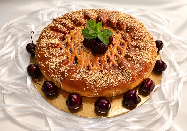 Пирог с вишней и ежевикой (дрожжевой) Пирог с вишней и ежевикой (дрожжевой)