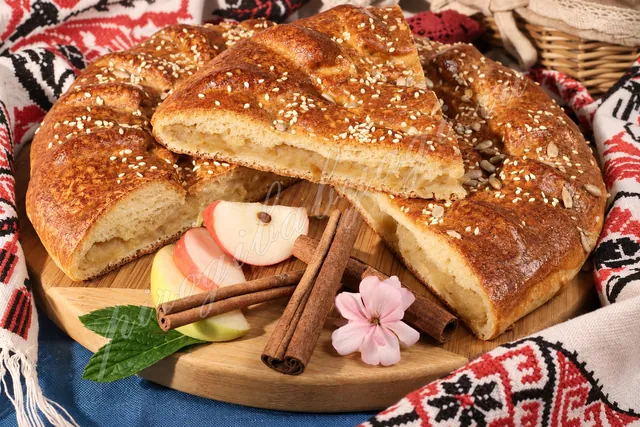 Пирог с яблоками и корицей (дрожжевой) Пирог с яблоками и корицей (дрожжевой)