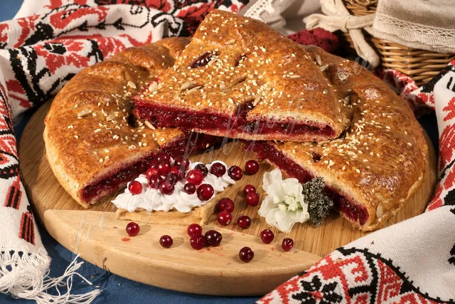 Пирог с брусникой (дрожжевой) Пирог с брусникой (дрожжевой)