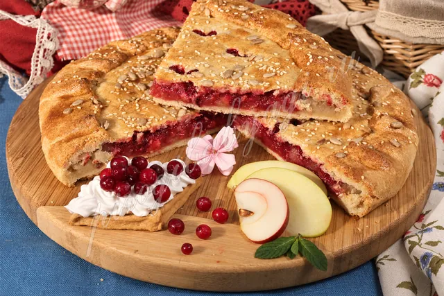 Пирог с яблоком и брусникой (песочный) Пирог с яблоком и брусникой (песочный)