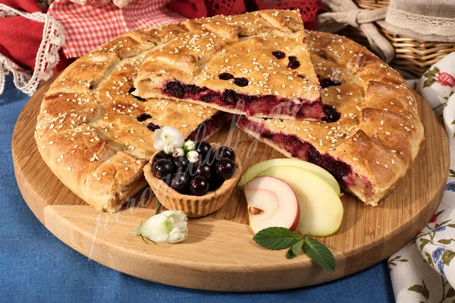 Пирог с яблоком и черной смородиной (песочный) Пирог с яблоком и черной смородиной (песочный)