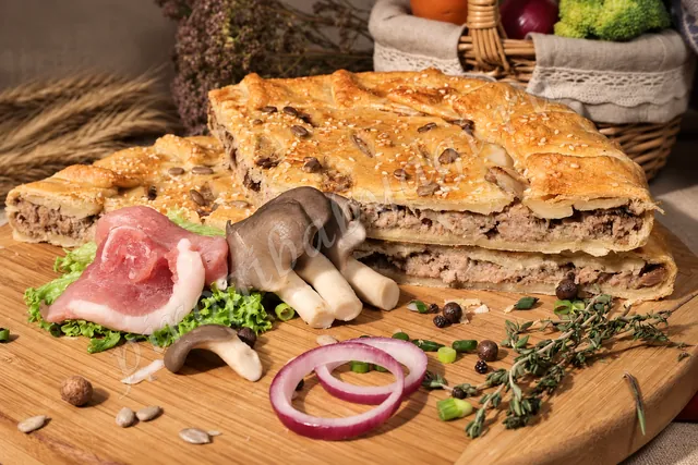 Пирог со свининой (слоёный бездрожжевой) Пирог со свининой (слоёный бездрожжевой)
