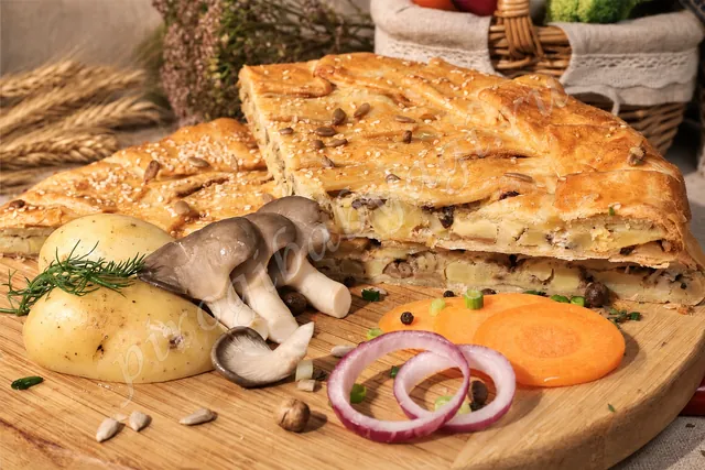 Пирог с картошкой и грибами (слоёный бездрожжевой) Пирог с картошкой и грибами (слоёный бездрожжевой)