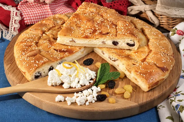 Пирог с творогом и изюмом (песочный) Пирог с творогом и изюмом (песочный)